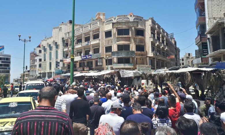 صورة تواصل الاحتجاجات الناجمة عن البؤس الاقتصادي في محافظة السويداء