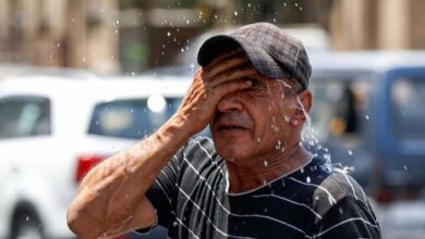 صورة العراقيون يعيشون على سطح موقد الحر اللاهب وانقطاع التيار الكهربائي