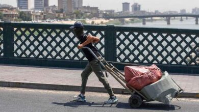 صورة عراقيون لا يملكون ترف الاحتماء من الحرّ