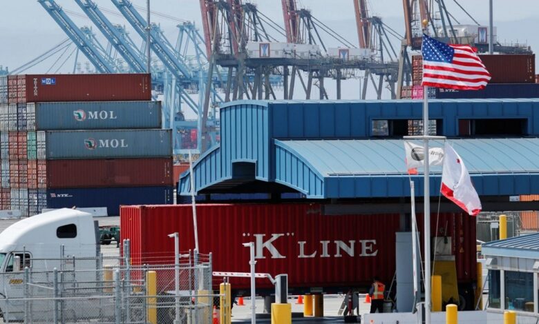 صورة انكماش العجز التجاري الأمريكي مع تراجع الواردات لأدنى مستوى في 18 شهرًا