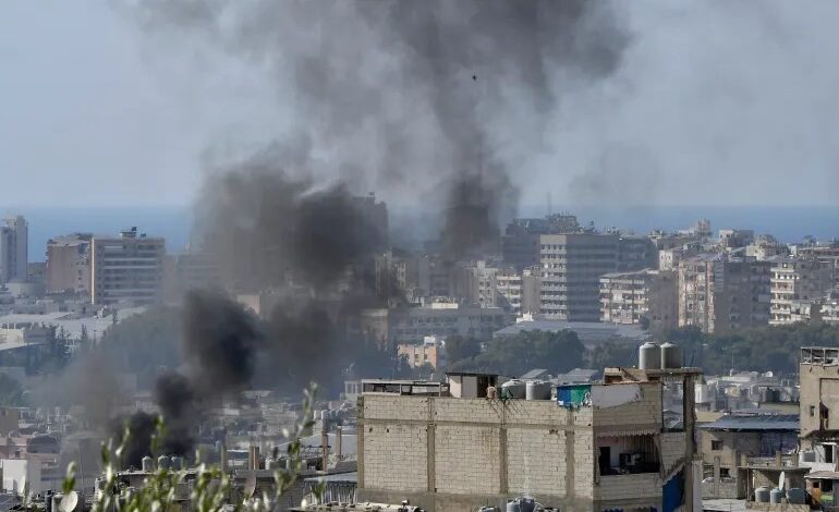 صورة بعد هدوء حذر.. تجدد الاشتباكات العنيفة بمخيم عين الحلوة بين الفصائل المتنازعة