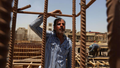 صورة الحر اللاهب يقسو على عمال البناء ولا مظلة من القوانين تحميهم