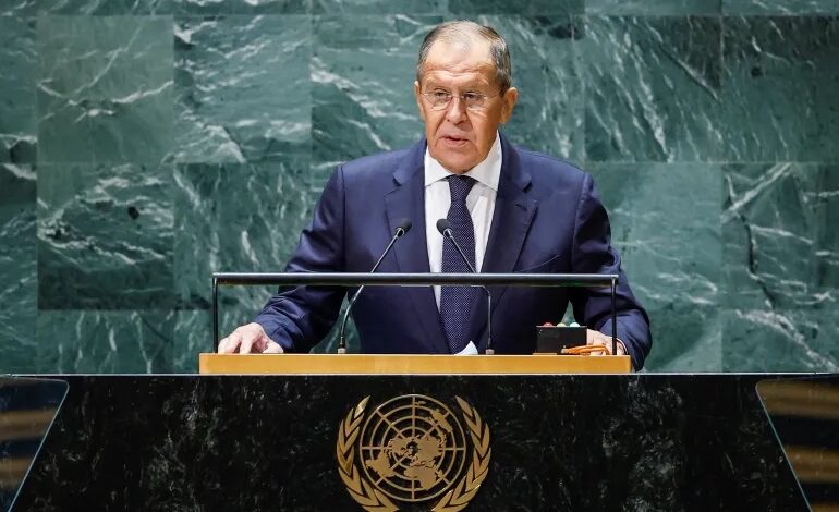 صورة وزير الخارجية الروسي سيرغي لافروف يحذر من انزلاق العالم إلى حرب كبيرة