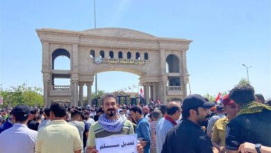 صورة موظفو المؤسسات الحكومية في البصرة يتظاهرون للمطالبة بتعديل سلم الرواتب