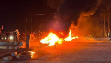 صورة قطع طريق وسط النجف بـ”الإطارات المحترقة” احتجاجًا على كثرة الحوادث المرورية