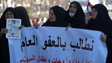 صورة تظاهرة لأهالي المعتقلين في ساحة النسور ببغداد للمطالبة بإقرار قانون العفو العام