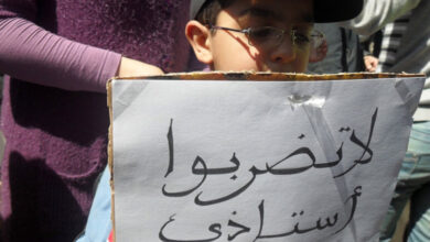 صورة الاعتداء على الكوادر التعليمية في العراق.. تجسيد للفوضى وغياب هيبة التعليم