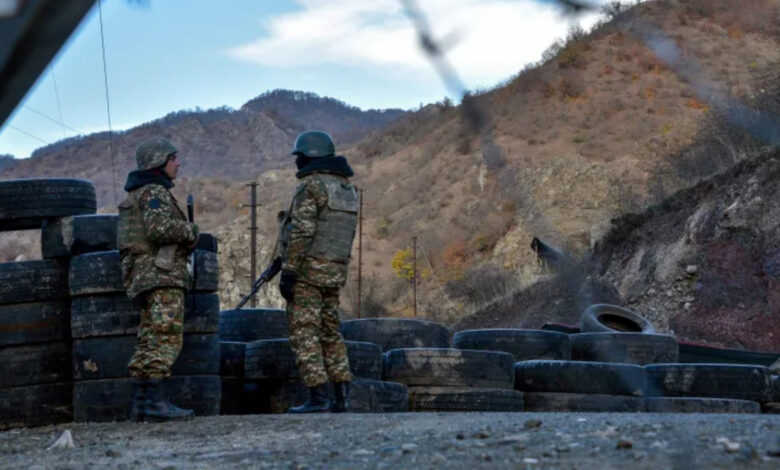 صورة ممثل الرئيس الأذري يسلّم أرمينيا مسودة اتفاق سلام بين البلدين