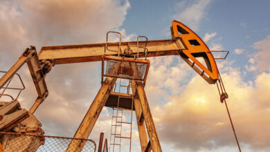 صورة تراجع أسعار النفط إلى 93 دولارًا للبرميل الواحد بالنسبة لخام برنت