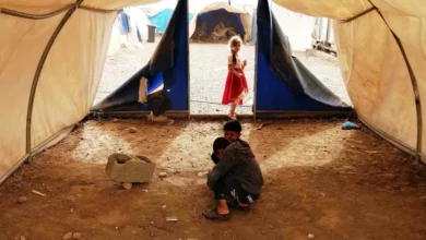 صورة آلاف المهجرين يعيشون حالة نزوح دائمة ما بين مخيمات ومساكن عشوائية