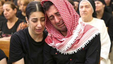 صورة أسر ضحايا كارثة الحمدانية يشككون بالإجراءات الحكومية لمحاسبة المتسببين والمتواطئين