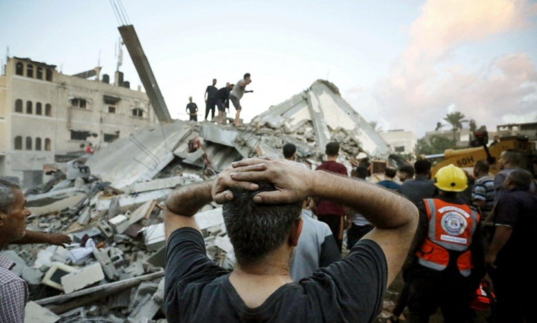 صورة عشرات القتلى والجرحى في قصف “إسرائيلي” متواصل على غزة