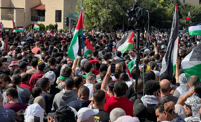 صورة تواصل التظاهرات المنددة بالعدوان الصهيوني على غزة في العاصمة عمان