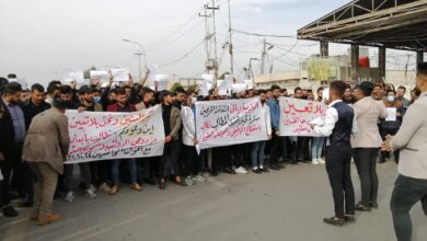 صورة المحاضرون يتظاهرون احتجاجًا على عدم وجود أسمائهم على لوائح التعيينات
