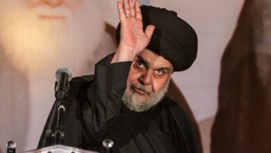 صورة الصدر يصف اعتصام ميليشيات الإطار التنسيقي وأنصارها عند “طريبيل” بتجمهر الفاسدين