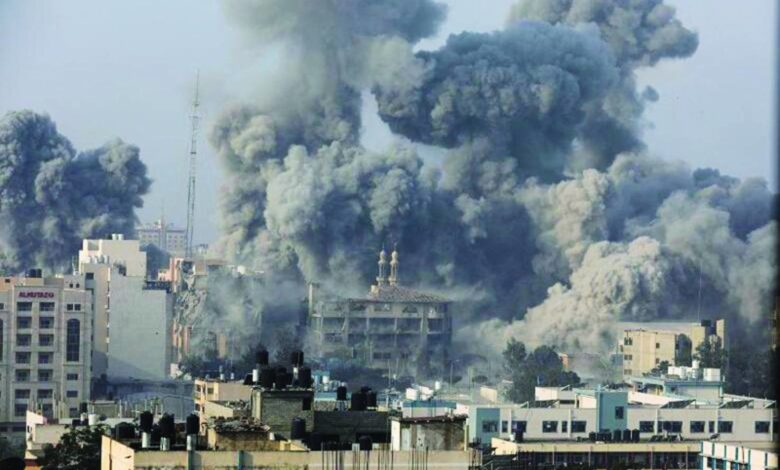 صورة الاحتلال يكثف قصفه الأحياء الفلسطينية في قطاع غزة مخلفًا قتلى وجرحى