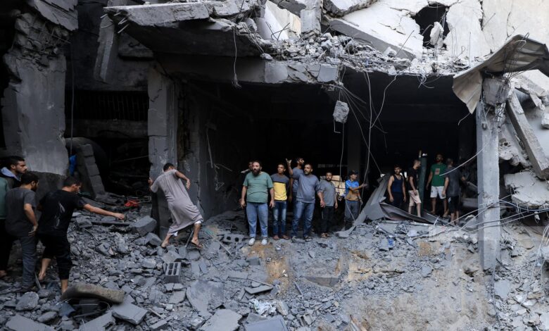 صورة عشرات القتلى والجرحى بغارات للاحتلال على مدارس ومنازل ومساجد في غزة