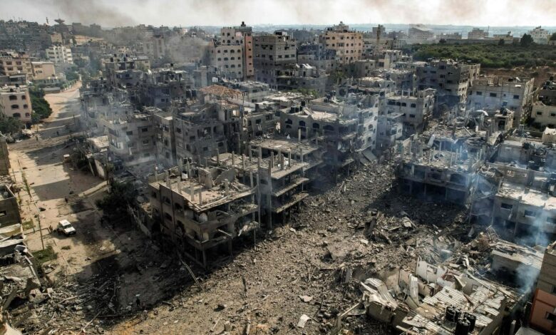 صورة الاحتلال يقصف جوًا وبحرًا وبرًا جنوب ووسط قطاع غزة موقعًا عشرات القتلى والمصابين