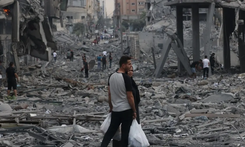 صورة مقتل أكثر من 80 فلسطينيًا وإصابة المئات بغارات “إسرائيلية” استهدفت المنازل في القطاع