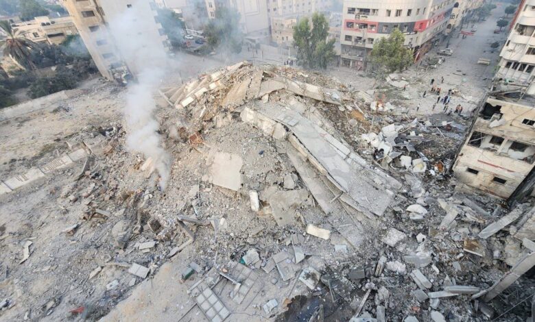 صورة المقاتلات “الإسرائيلية” تواصل قصف غزة مخلفة عشرات القتلى والجرحى بينهم أطفال