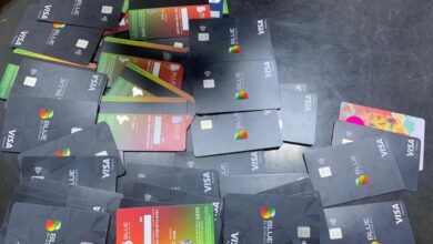 صورة الكشف عن محاولة تهريب 65 بطاقة مصرفية في مطاري البصرة والنجف