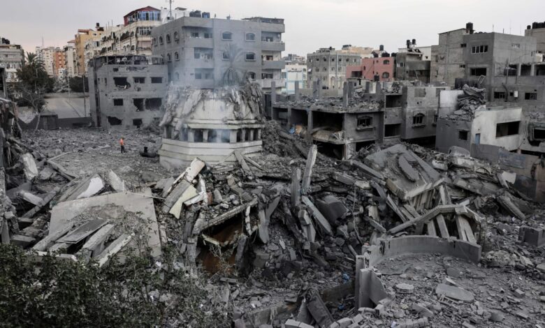 صورة الاحتلال يواصل قصفه المكثف على مواقع عدة في غزة والذي طال عدة مستشفيات