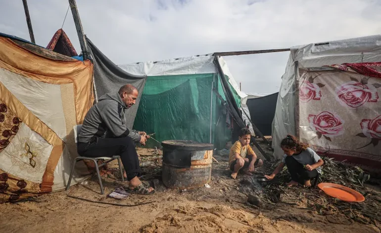 صورة سكان وسط قطاع غزة يعانون بسبب نقص الوقود والغذاء والماء