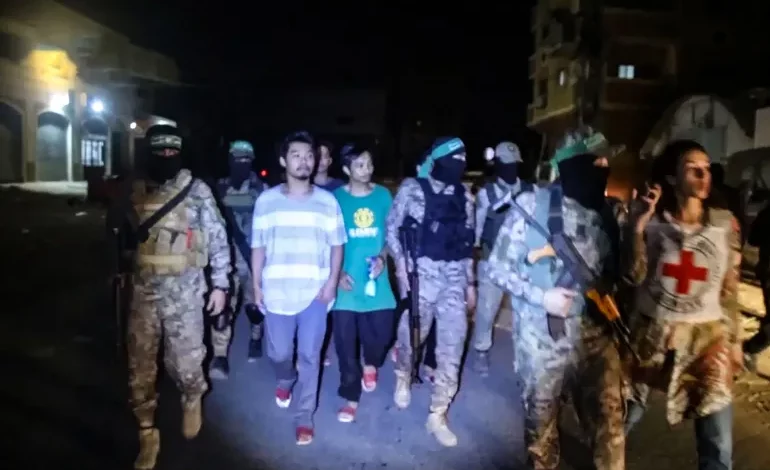 صورة الاحتلال يعلن تسلمه قائمة محتجزين لدى حماس كان قد رفض استلامهم سابقًا