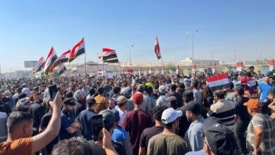 صورة موظفو الدوائر الحكومية في النجف يتظاهرون للمطالبة بإقرار سلم الرواتب الجديد