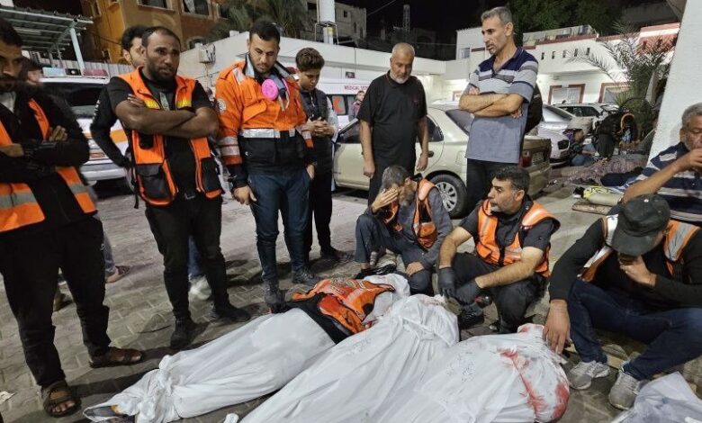 صورة جيش الاحتلال يتعمد استهداف طواقم الإنقاذ شمال قطاع غزة