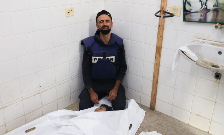 صورة سقوط 4 من أطفال مصور الأناضول بقصف الاحتلال على مخيم المغازي في غزة