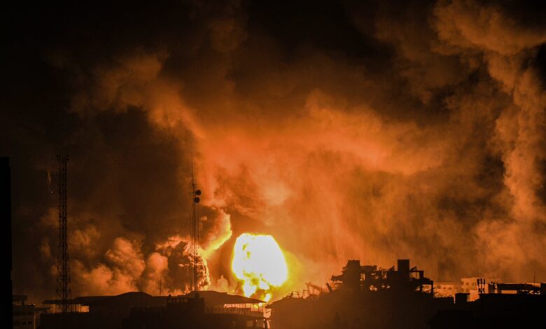 صورة قتلى وجرحى بغارات ليلية مكثفة على غزة تزامنًا مع قطع الاحتلال الاتصالات والإنترنت