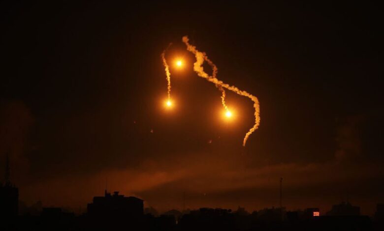 صورة الاحتلال يجدد قصفه على قطاع غزة باستخدام القنابل المضيئة وسط اشتباكات عنيفة