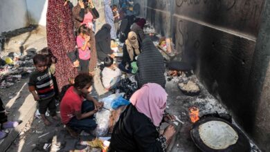 صورة الحصول على قطرة ماء للشرب أو رغيف خبز رحلة محفوفة بالمخاطر في غزة