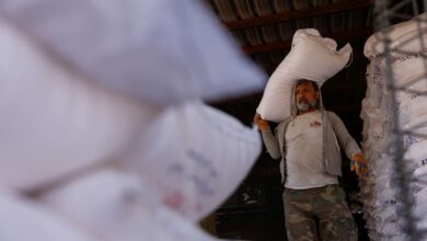 صورة انخفاض أسعار النفط يجعل الاقتصاد العراقي تحت الانفجار