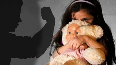 صورة وفاة طفلة “معنّفة” شمالي بغداد وقوة أمنية تعتقل الأم وأشقائها