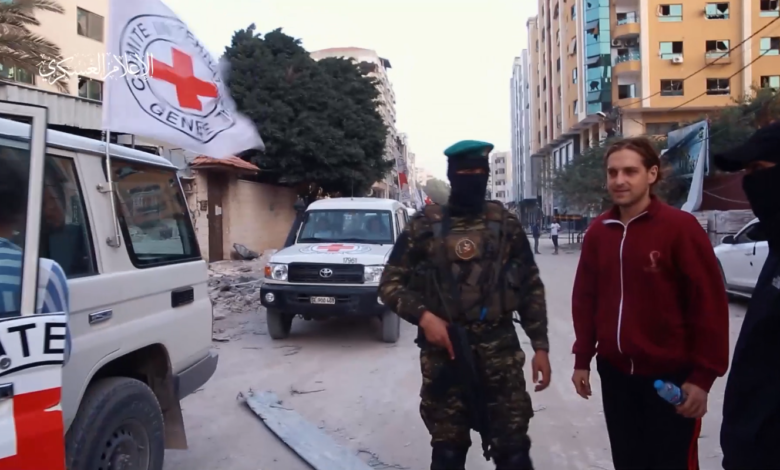 صورة تنفيذ المرحلة الثالثة من تبادل الأسرى بين الاحتلال والمقاومة في غزة