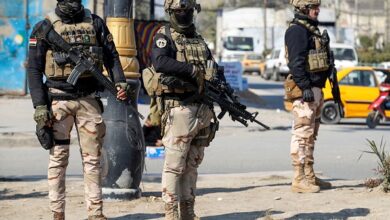 صورة القوات الأمنية تطلق النار على أشخاص حاولوا تمزيق دعاية انتخابية شرقي بغداد