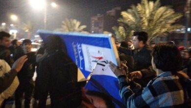 صورة الصدريون يقتحمون مقر تيار الحكمة بحي جميلة ويمزقون صور مرشحي التيار في بغداد