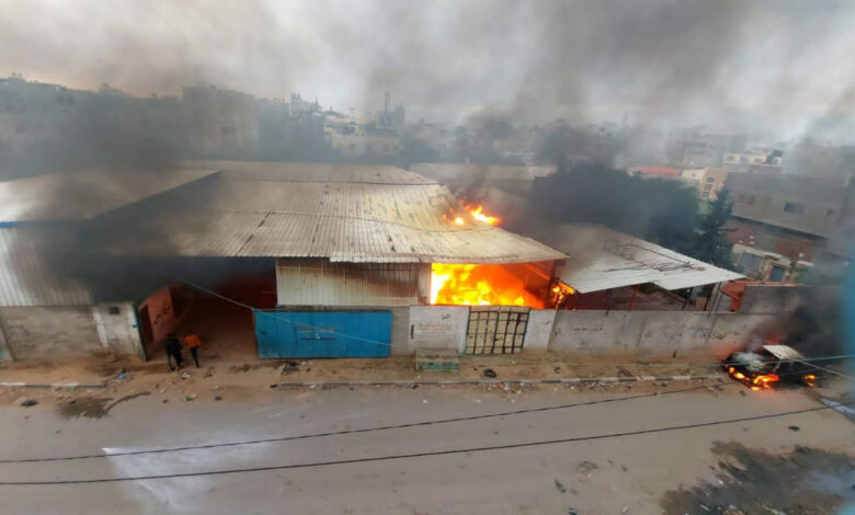 صورة قوات الاحتلال تقصف مركزًا للإيواء يضم بداخله آلاف النازحين شمالي القطاع