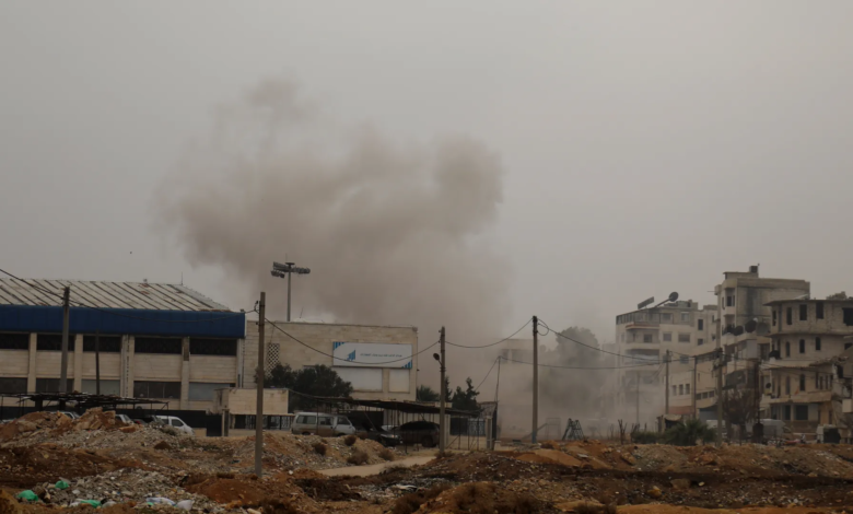 صورة مقتل 5 مدنيين بينهم 3 أطفال بقصف روسي استهدف بلدة أرمناز في إدلب