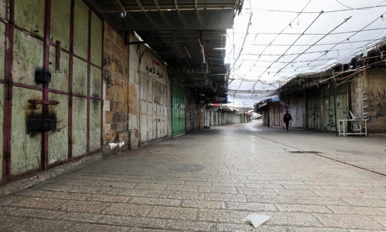 صورة الإضراب العام يشل كافة جوانب الحياة في الضفة الغربية تنديدًا بالحرب على غزة