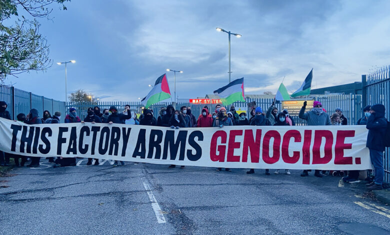 صورة ألف عامل نقابي يحاصرون مصانع بريطانية تزود الاحتلال “الإسرائيلي” بالأسلحة