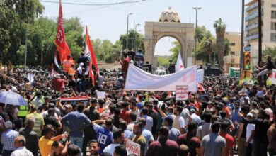 صورة موظفو 8 وزارات يتظاهرون في ساحة التحرير للمطالبة بتعديل سلم الرواتب