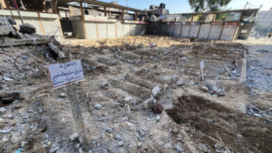 صورة شوارع غزة تحتضن جثامين الشهداء لتعذر الوصول للمقابر