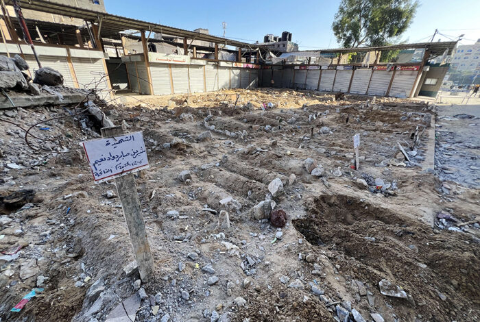 صورة شوارع غزة تحتضن جثامين الشهداء لتعذر الوصول للمقابر