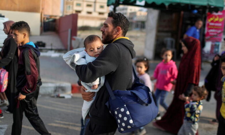 صورة عشرات الآلاف من الفلسطينيين يتدفقون على مدينة رفح المكتظة بالأساس