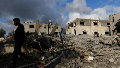 صورة القصف الصهيوني يعيق وصول المساعدات إلى قطاع غزة وأعداد القتلى تتجاوز 21 ألفًا