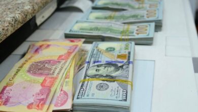 صورة وكالة فرانس برس: موظفو قطاع النفط بالبصرة عاجزون عن سحب رواتبهم بالدولار
