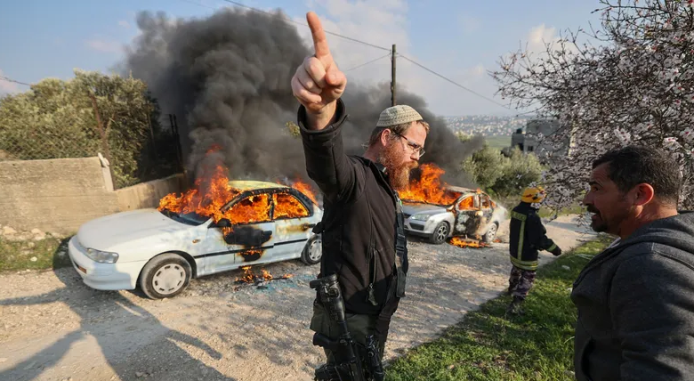 صورة موقع ميدل إيست آي: المستوطنون يعملون على نكبة ثانية في الضفة الغربية